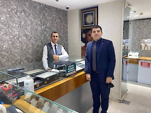 Kuyumcu Üyelerimiz, Oda Personelimiz Tarafından Ziyaret Edilerek ''kuyum Ticareti Yetki Belgesi'' Hakkında Bilgilendirildi.